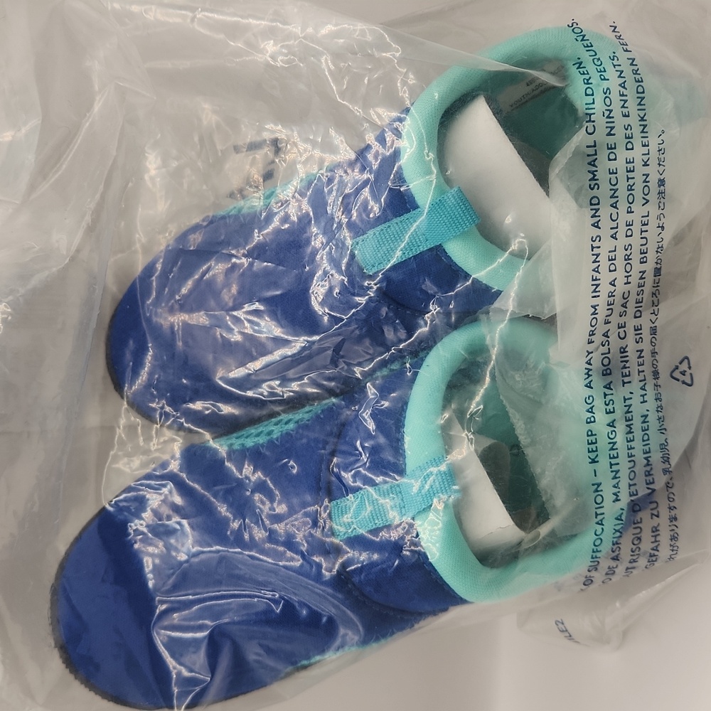 NWT Lands End Kids Water Shoes Size S 9-10 Electric Blue